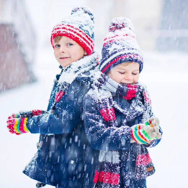 Niños felices divirtiéndose con nieve en invierno — Foto de Stock
