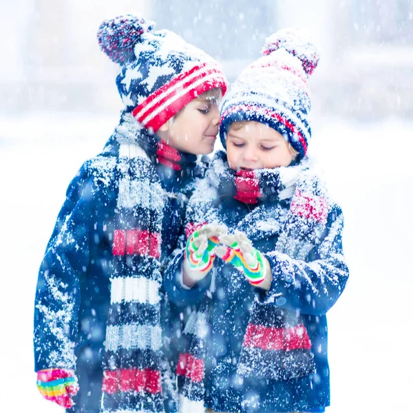 Gelukkige kinderen hebben plezier met sneeuw in de winter — Stockfoto