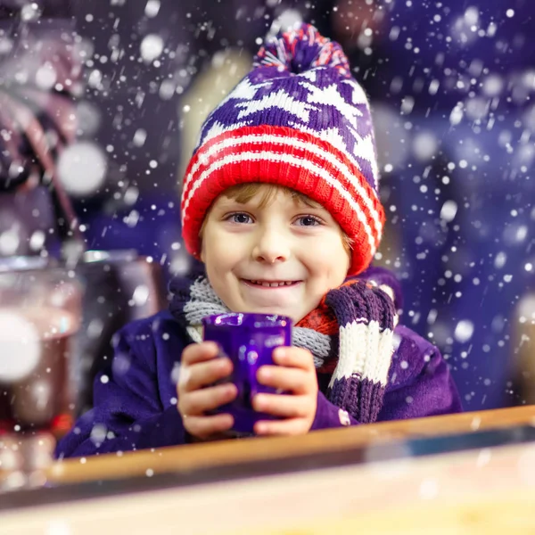 Little kid boy with hot chocolate on Christmas market — Stock Photo, Image