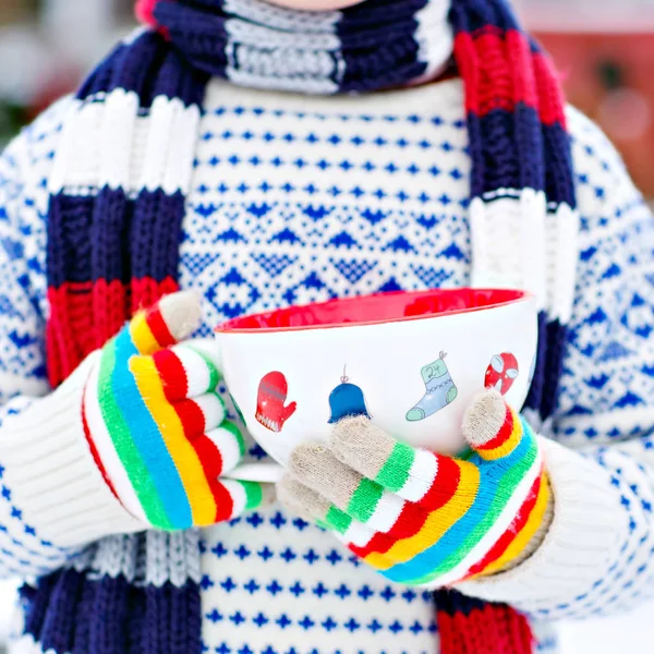 Hands of little child holding big cup with snowflakes and hot ch — Stock Photo, Image