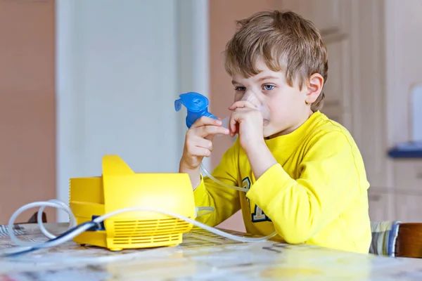 吸入器のマスクで吸入療法を作るかわいい子供男の子 — ストック写真