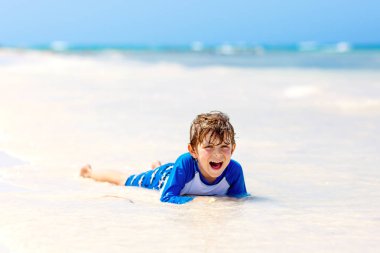 Jamaika tropikal plaj üzerinde eğleniyor küçük sarışın çocuk çocuk