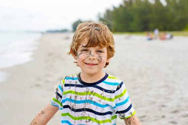 okyanus plaj üzerinde çalışan küçük çocuk çocuk