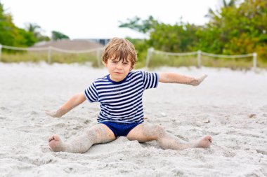 okyanus plaj üzerinde çalışan küçük çocuk çocuk