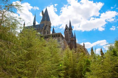 Orlando, Fl-Nisan 19 2016: Hogwarts Castle, Harry Potter ve yasak yolculuk cazibe Orlando ABD ev sahipliği.