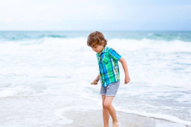 okyanus plaj üzerinde çalışan küçük çocuk çocuk