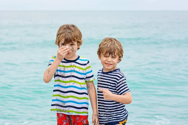 Dwa małe dzieci chłopców uruchomiona na plaży oceanu — Zdjęcie stockowe