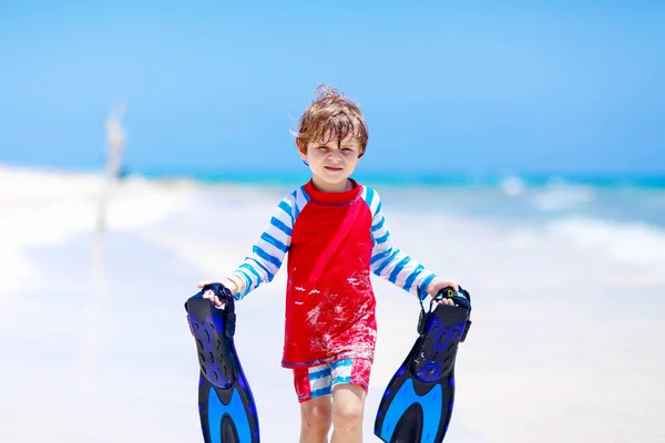 Kleiner blonder Junge hat Spaß am tropischen Strand der Malediven — Stockfoto