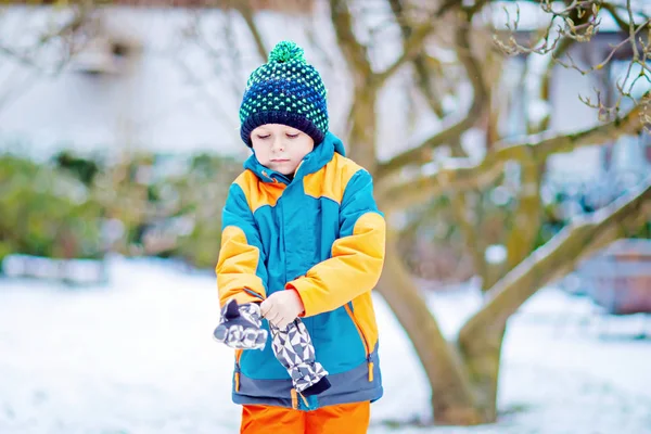 Niño feliz divirtiéndose con nieve en invierno —  Fotos de Stock