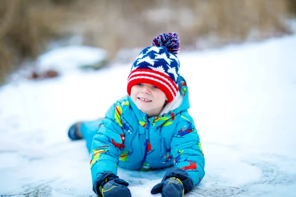 Enfant heureux garçon s'amuser avec de la neige en hiver — Photo