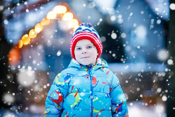 Enfant heureux garçon s'amuser avec de la neige en hiver — Photo