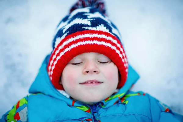 Niño feliz divirtiéndose con nieve en invierno — Foto de Stock