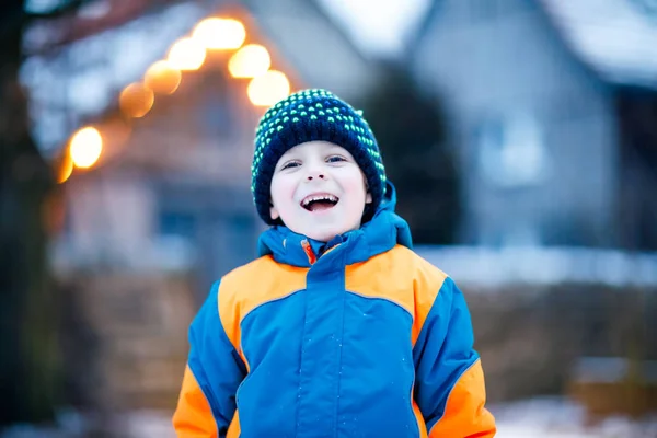 Menino feliz se divertindo com neve no inverno — Fotografia de Stock