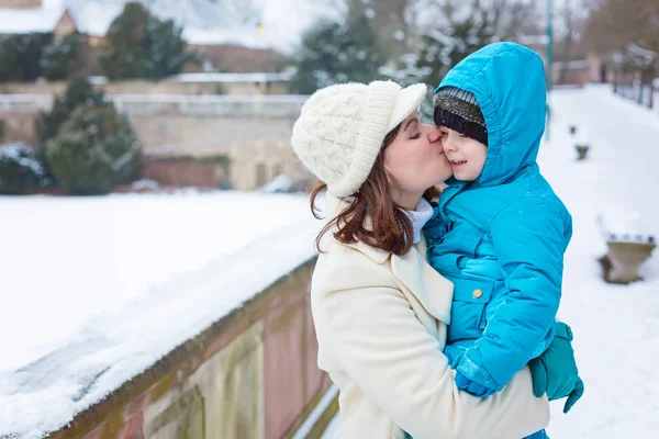 Kleines Kleinkind Junge und Mutter amüsieren sich am Wintertag mit Schnee — Stockfoto