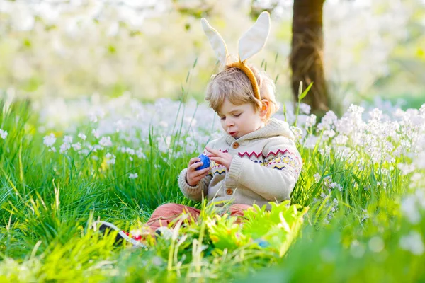 Petit garçon enfant s'amuser avec la chasse traditionnelle aux œufs de Pâques — Photo