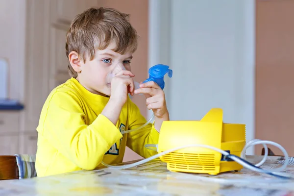 Niño lindo haciendo terapia de inhalación por la máscara del inhalador — Foto de Stock
