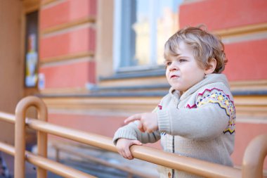 küçük beyaz yürümeye başlayan çocuk dışarıda eğleniyor