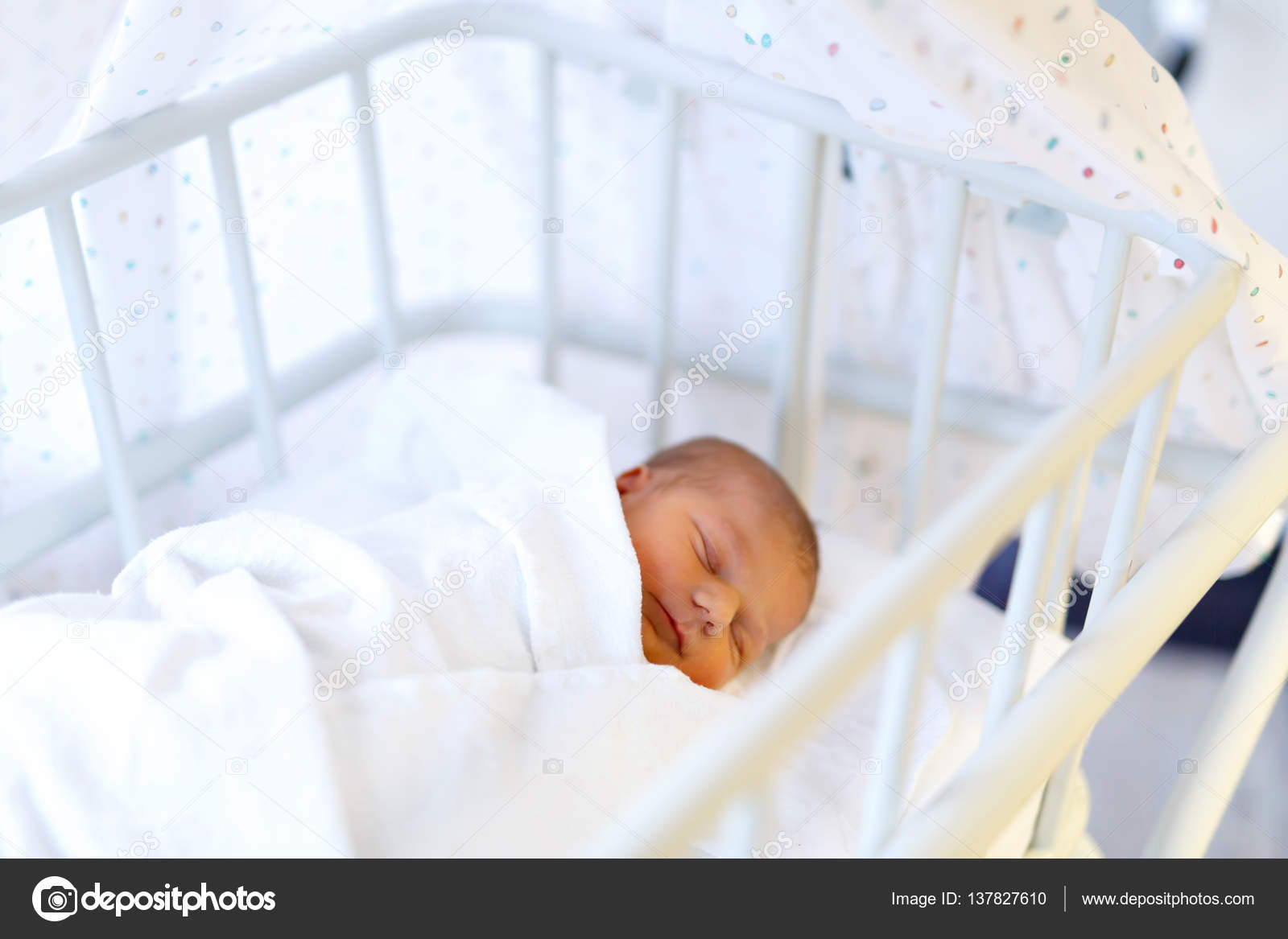 Portrait De Mignon Adorable Bebe Fille Nouveau Ne A L Hopital De Naissance Image Libre De Droit Par Romrodinka C Portrait De Mignon Adorable Bebe Fille Nouveau Ne A L Hopital De Naissance Image Libre De Droit Par Romrodinka C