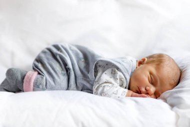 Uyuyan sevimli yeni doğan bebek kız portresi