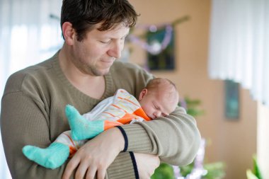 Mutlu gururlu genç Baba uyuyan bebek kızı holding