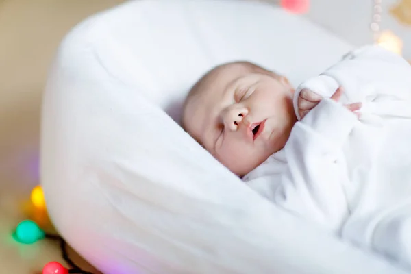 Портрет милої чарівної новонародженої дівчинки спить — стокове фото