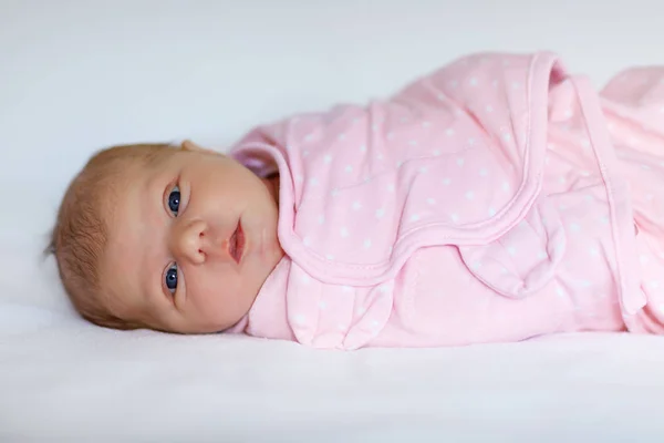 Uma semana de idade bebê recém-nascido menina envolto em cobertor — Fotografia de Stock