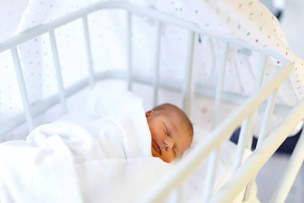 Porträt des süßen entzückenden neugeborenen Mädchens im Geburtskrankenhaus. — Stockfoto