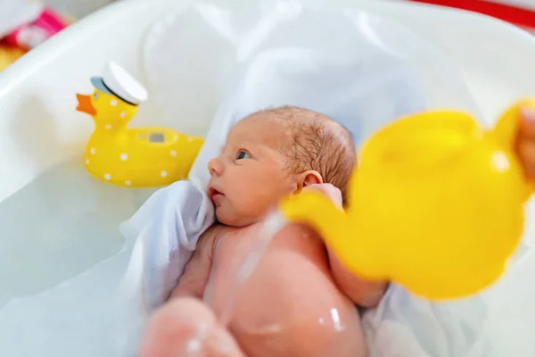最初の浴室を取る可愛い愛らしい新生児. — ストック写真