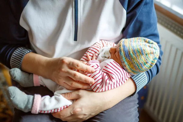 Feliz orgulhoso jovem pai segurando seu bebê recém-nascido dormindo filha — Fotografia de Stock