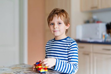 okul çocuk boy küçük renkli plastik blok birçok ile oyun