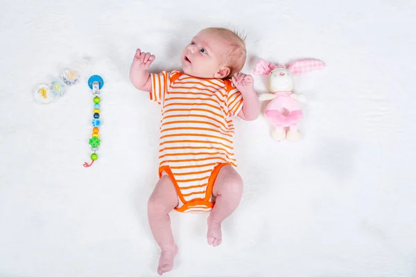 Retrato de linda niña recién nacida adorable — Foto de Stock