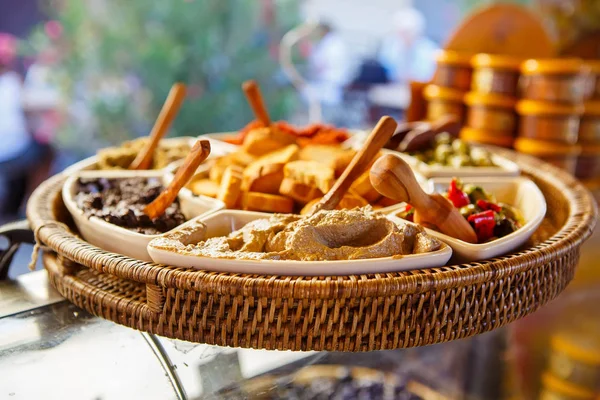 Verschillende olijf tapenades op straat van de Provençaalse markt in de Provence — Stockfoto