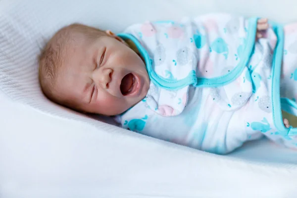 Söt liten nyfödd flicka insvept i filt — Stockfoto