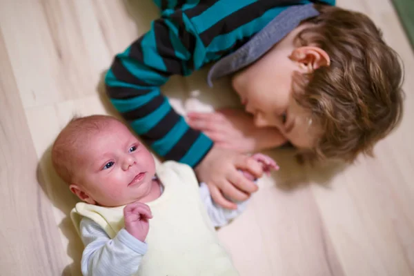 Happy little kid boy with newborn baby sister girl — Stock Photo, Image