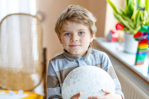 Kleine blonde preschool jongen jongen met lucht ballon bal — Stockfoto
