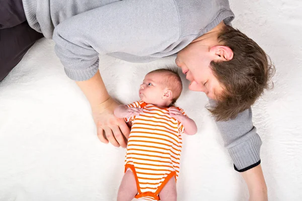 Feliz padre joven orgulloso con hija recién nacida, retrato familiar juntos —  Fotos de Stock