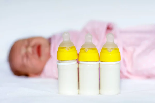 Κλαίει το νεογέννητο κοριτσάκι με νοσηλευτική μπουκάλια. Τάισμα με μπιμπερό — Φωτογραφία Αρχείου