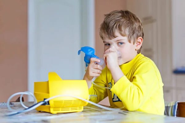 Niedlicher Junge macht Inhalationstherapie durch die Maske des Inhalators — Stockfoto