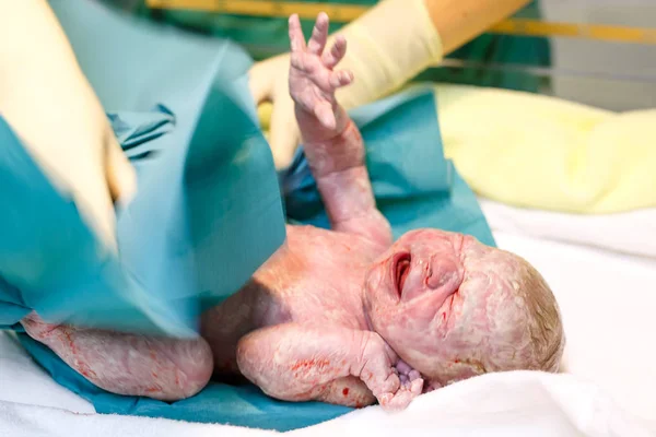 Niño recién nacido segundos y minutos después del nacimiento . — Foto de Stock