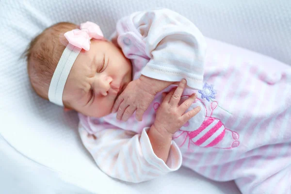 Retrato de linda niña recién nacida adorable durmiendo — Foto de Stock