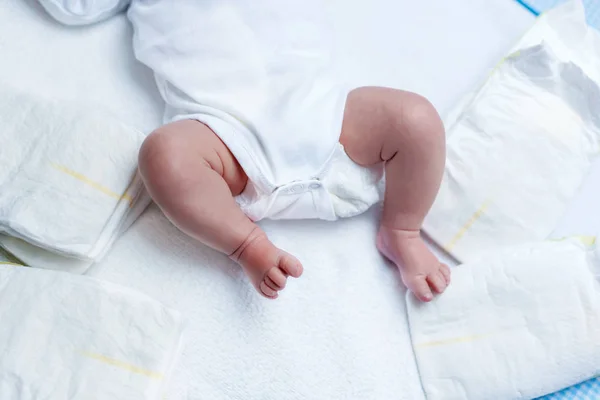 Pés de bebê recém-nascido menino ou menina na mesa de mudança — Fotografia de Stock