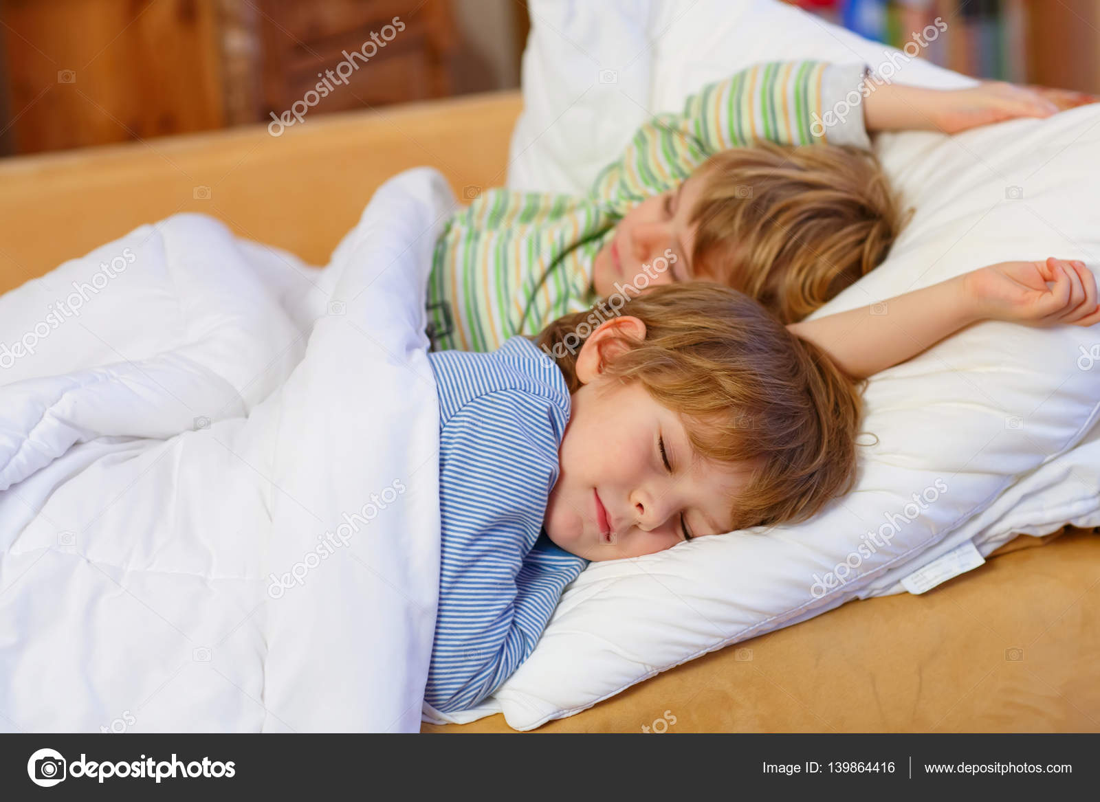 Спят вместе в обнимку. Мальчик с девочкой в постели. Спящий девочка с братом. Спящая сестренка. Сестры в постели дети.