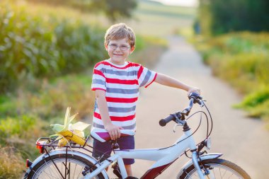 Having oyunculuk ile bisiklet sürme Shool çocuk çocuk