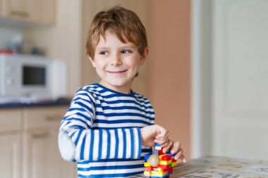 okul çocuk boy küçük renkli plastik blok birçok ile oyun