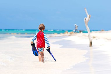 küçük sarışın çocuk çocuk tropikal Maldivler plaj üzerinde eğleniyor
