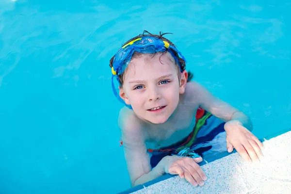 Niño pequeño haciendo competencia de natación en la piscina — Foto de Stock