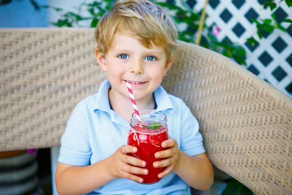Little Kid boy drinking healthy fruit smoothie — Stock Photo, Image