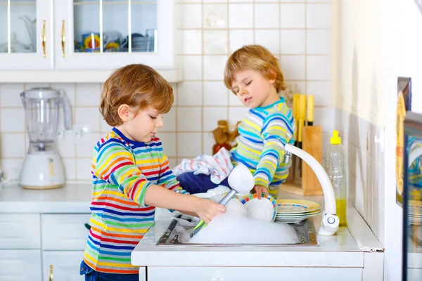 İki küçük yerli mutfakta bulaşık çocuklar çocuk