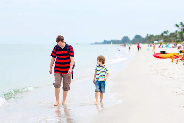 Kleine jongen jongen en vader plezier met het verzamelen van schelpen — Stockfoto