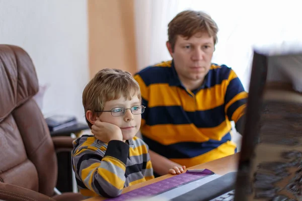 Far och liten unge pojke inlärning och att göra skolan läxor på dator — Stockfoto